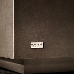 EcoSmart Fire Manhattan 50 Fire Table close-up highlights fluid concrete finish and clean-burn bioethanol fire, elevating warmth inside a Japanese home.