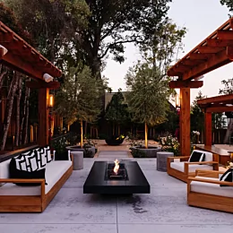 EcoSmart Gin 90 Low Fire Table brings a contemporary touch to an outdoor private residence with a sleek freestanding gas centrepiece.