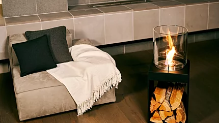 EcoSmart Fire Pop 3T Fireplace brings ventless bioethanol warmth to a Japanese living room, freestanding black centrepiece.