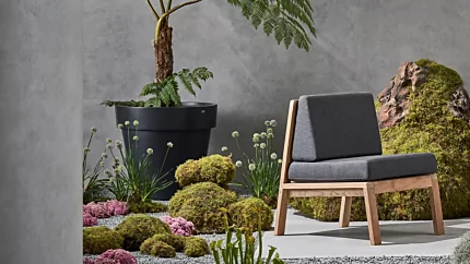 Blinde Design Classic Pot styles a private residential patio, delivering modern outdoor furniture elegance.