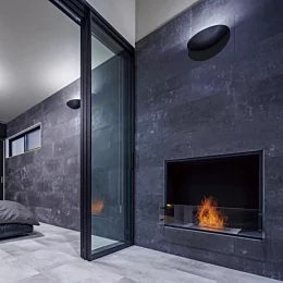 リビングとベッドルームは壁材を繋げて壁面照明をシンメトリーに配置。ガラスドアを採用することで奥行きと一体感が出て、空間がより広く感じます。
...