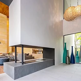 〈WORKS〉

エントランスホールとリビングの間にあるのは
エタノール暖炉

・

壁の一部を切り欠いて
どちらの空間からも
楽しめるよう...