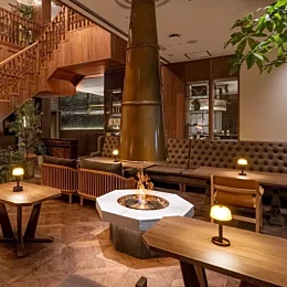 「つるとんたん KARUIZAWA JAPAN」様にEcoSmart Fireをご採用頂きました。 
ボタニカルを基調とした店舗は、アースカ...