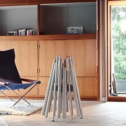 冷たい雨の降る今日は暖炉日和です。
#ecosmartfire 
#バイオエタノール暖炉 
#ニーチェア 
#ajlamp #アルネヤ...